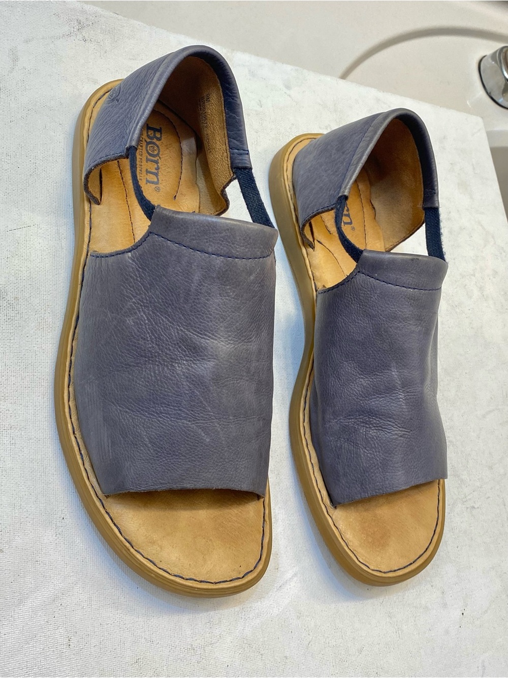 Born Cove Modern Sandal Women Size 9M, great condition perfect bottom